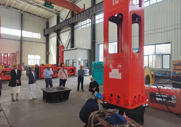 Overseas customers visited the factory and discussed the hydraulic Rapid Impact Compactor rammer HC150 HC180 and observed the actual ramming effect on the site.