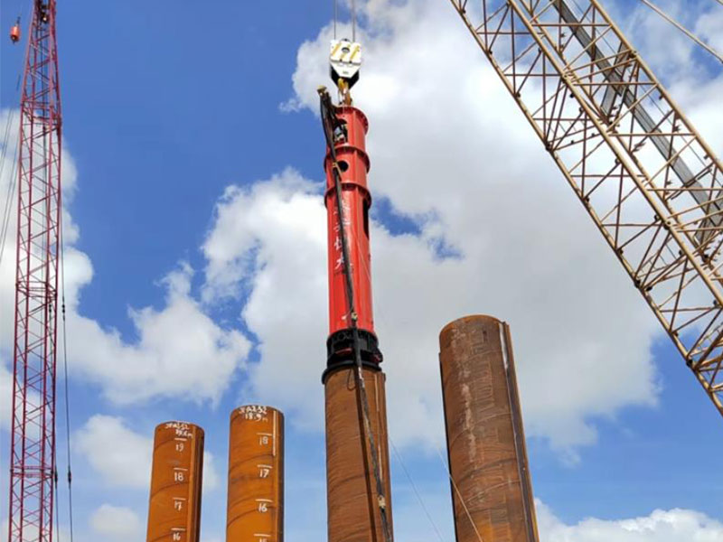 HH380 The hydraulic pile hammer is equipped with a 25-ton drop weight (ram)