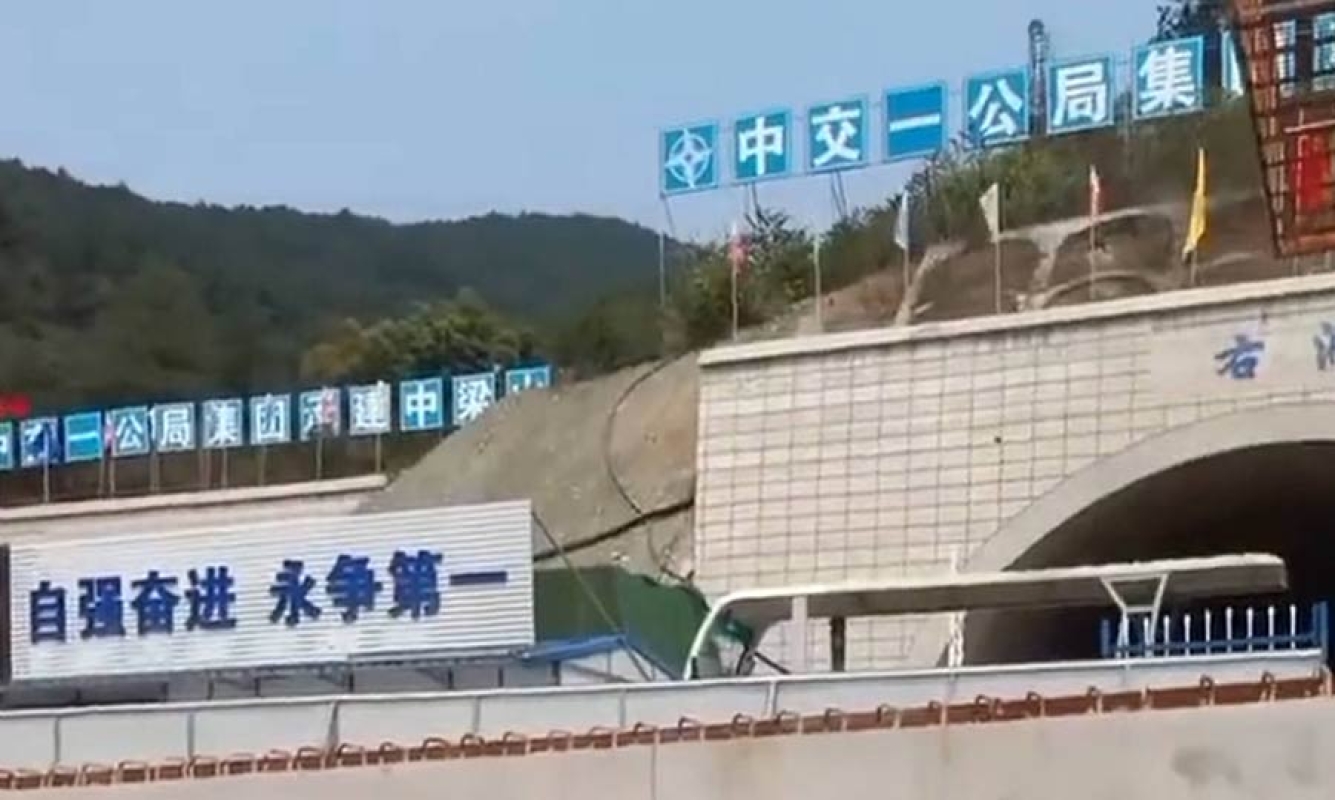 Yuwu Expressway Zhongliang Mountain Tunnel Project