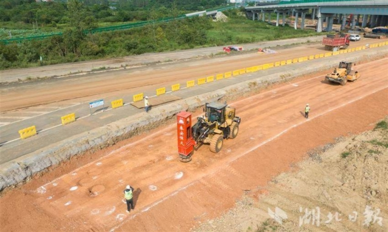 Wuhan-Huangzhou Expressway Reconstruction and Expansion Project Entered Mainline Roadbed Construction